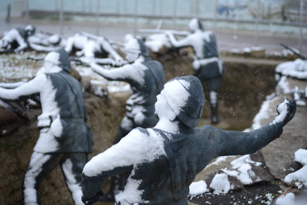 Çanakkale Savaşı'nın Tüm Detaylarını Gösteren Parkta Yer Alan, Bire Bir Boyutlardaki 40 Heykel Kar Yağışıyla Farklı Bir Görünüm 11